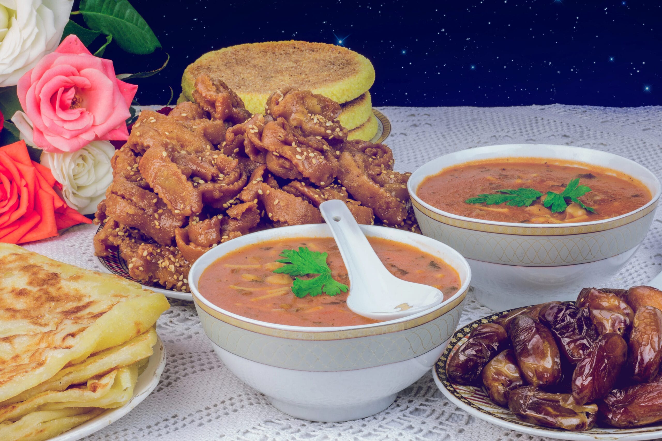 "Table festive marocaine avec harira, msemen, chebakia et dattes, servie pour une occasion spéciale."